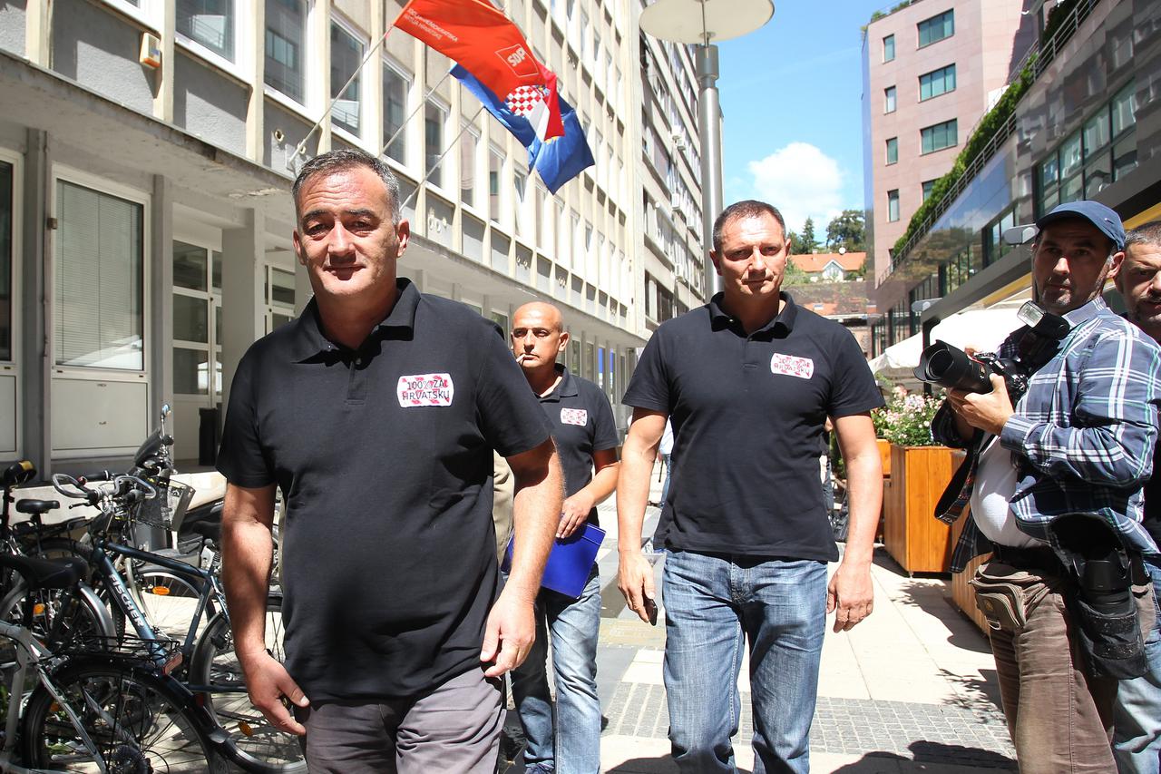 Dražimir Jukić i Josip Klemm ispred sjedišta SDP-a: obilaze se stranke i strančice i mole za malo pažnje