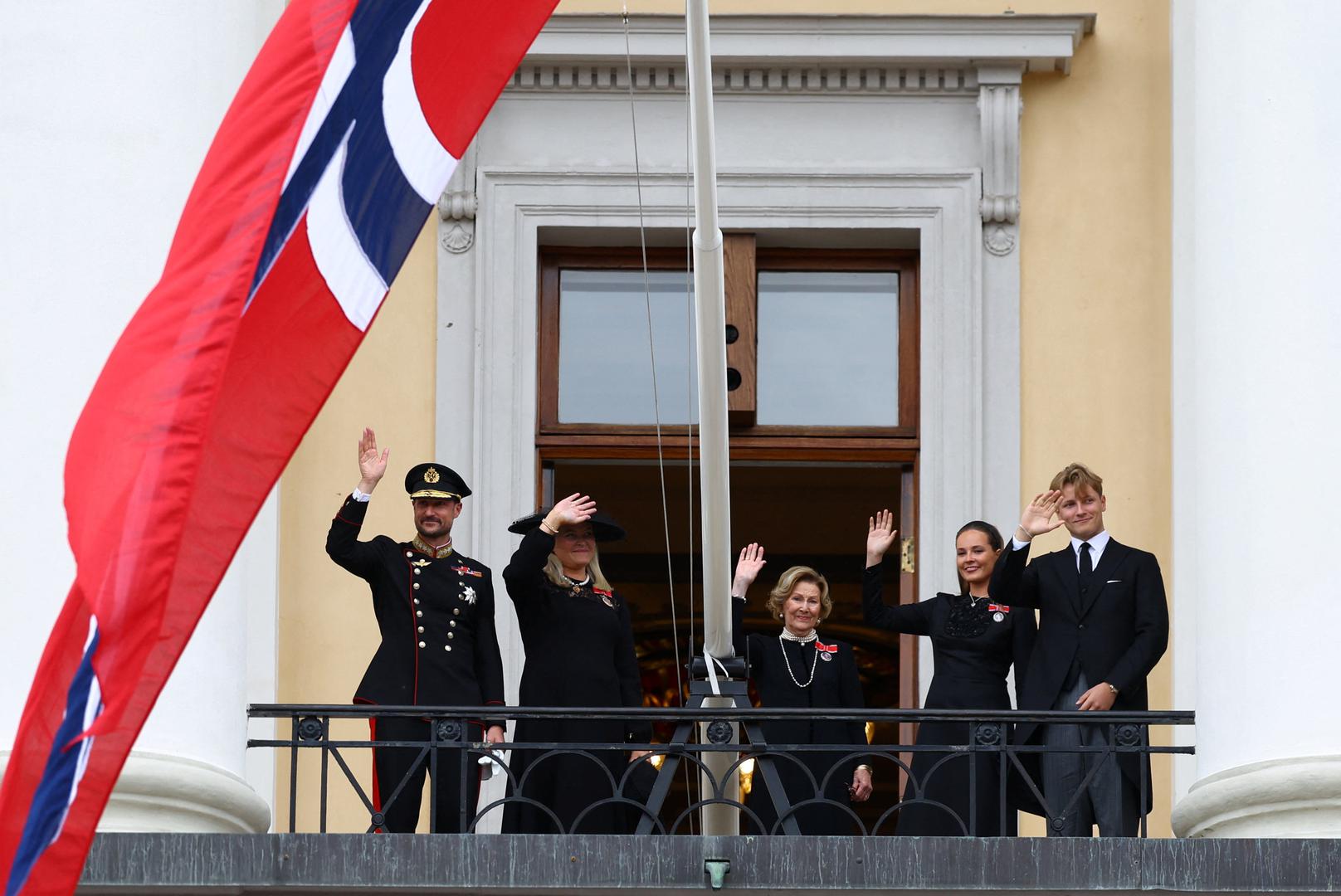 Njegov nasljednik Haakon VIII. postao je kralj u trenutku kada se norveška kraljevska obitelj suočava s nizom kontroverzi. 