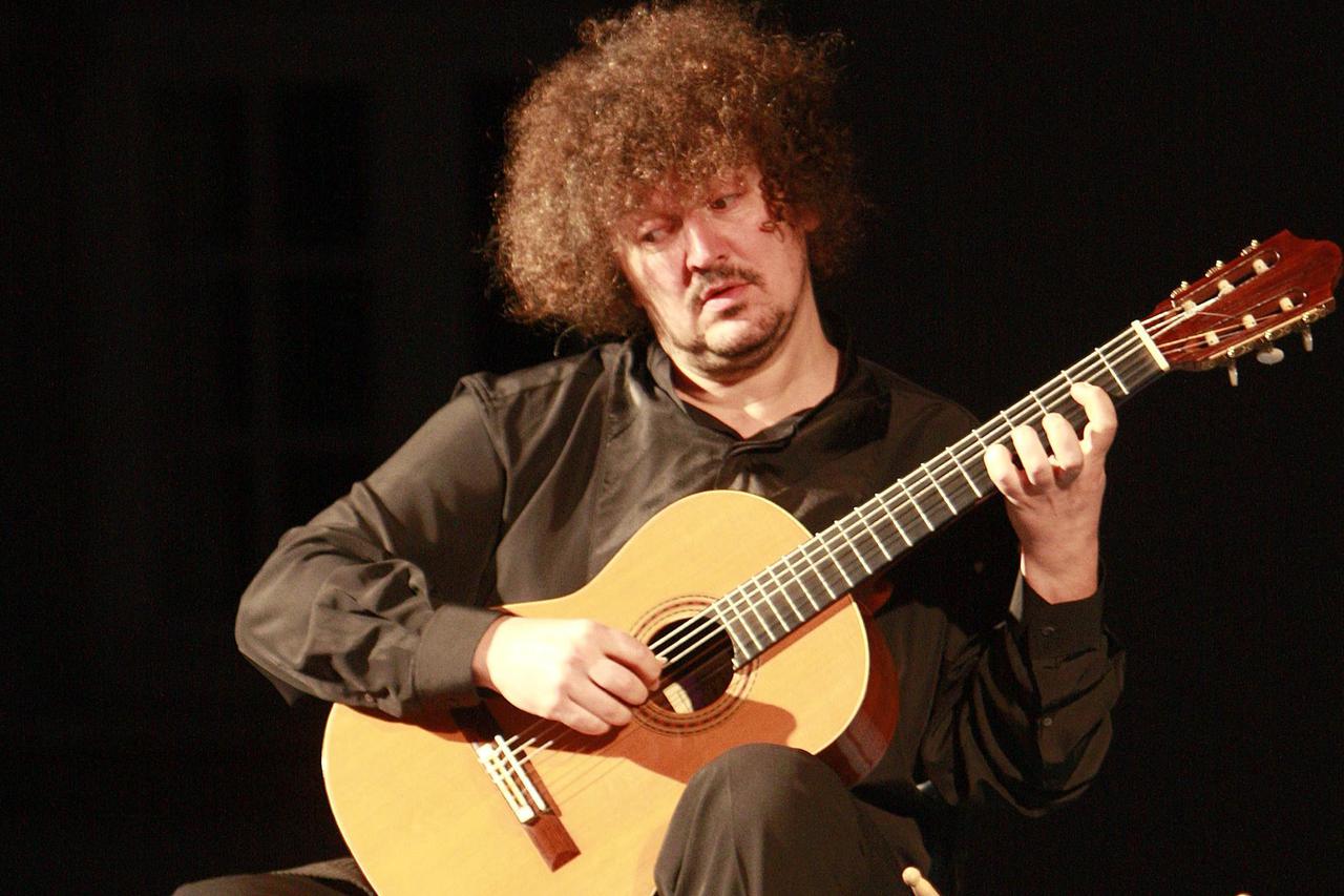 24.07.2009., Zagreb - U Klovicevim dvorima odrzan je koncert u sklopu Zagrebackih ljetnih veceri na kojem su nastupili Maroje Brcic, gitara i Zoran Dukic, gitara.  Photo: Luka Klun/Vecernji list