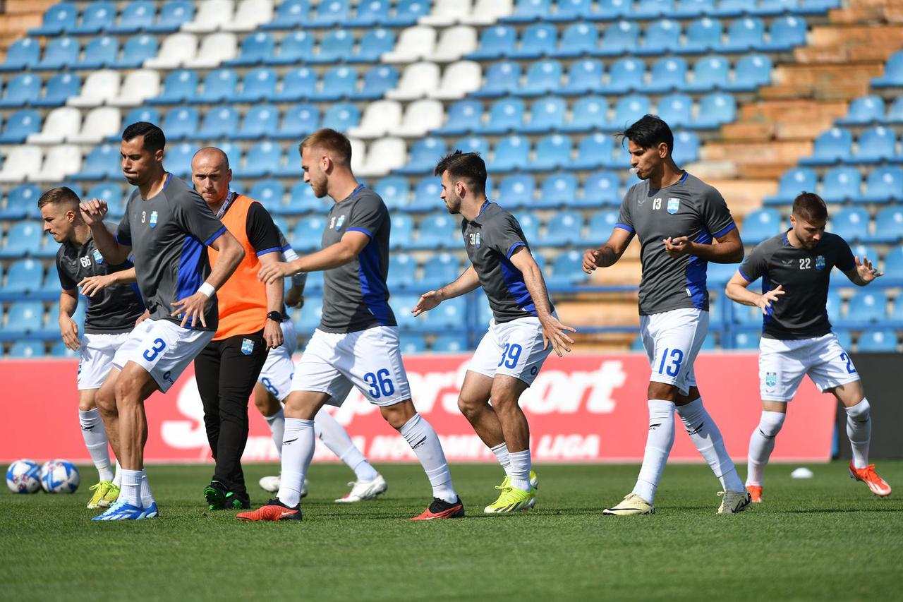 Zagrijavanje nogometaša uoči početka utakmice 36. kola SuperSport HNL-a između Varaždina i Osijeka