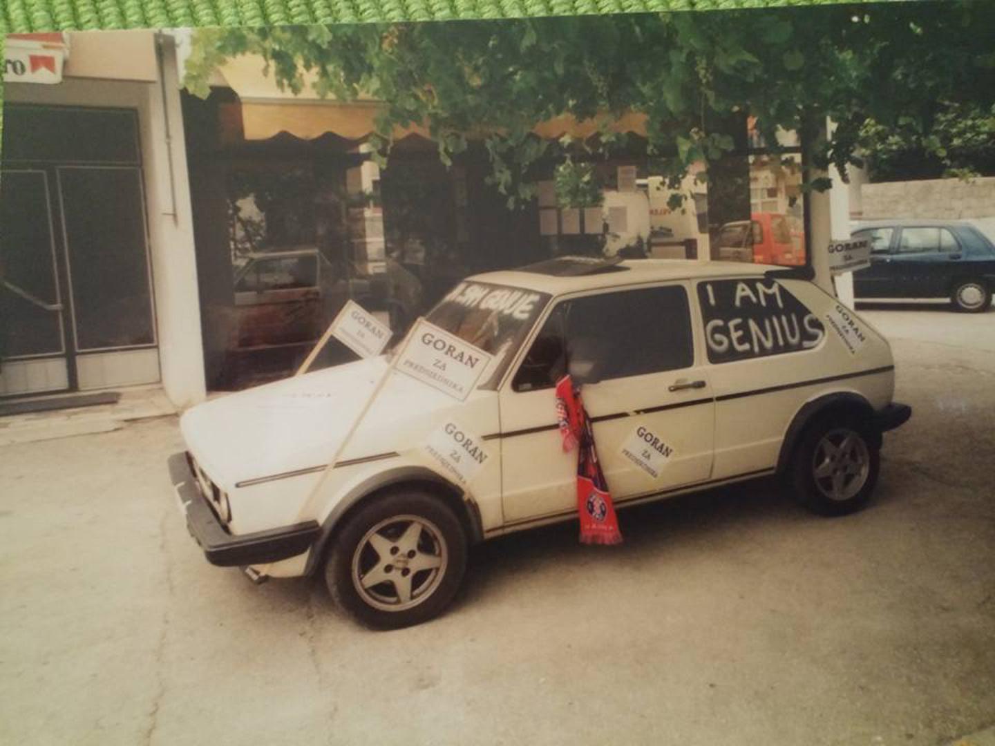 U početku je to bio običan bijeli golf, ali ga je u trenutku euforije zbog Goranova trijumfa ukrasio tako da je po njemu crnim sprejem Goranu ispisao poruke.

