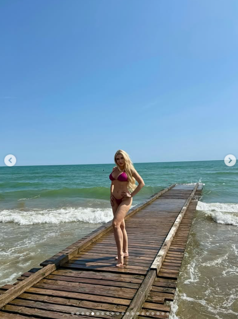 Snimke pješčane obale pod vedrim plavim nebom, luksuznih hotela uz samu plažu i dugih drvenih molova koji se protežu u more dočaravaju idiličnu atmosferu ovog talijanskog bisera, koji godišnje privuče više od pet milijuna turista. 