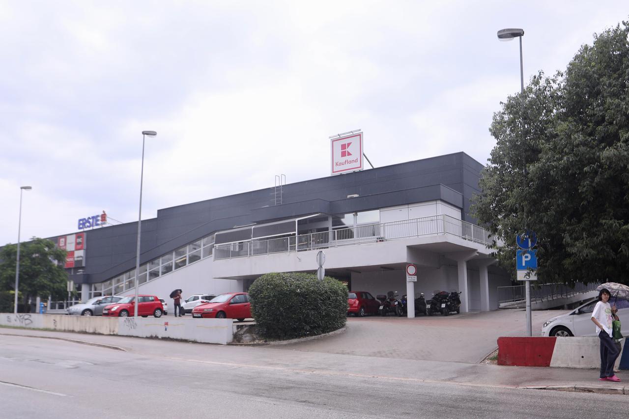 Split: Žena poginula u hidrauličnoj preši za papir kod trgovačkog centra Kaufland