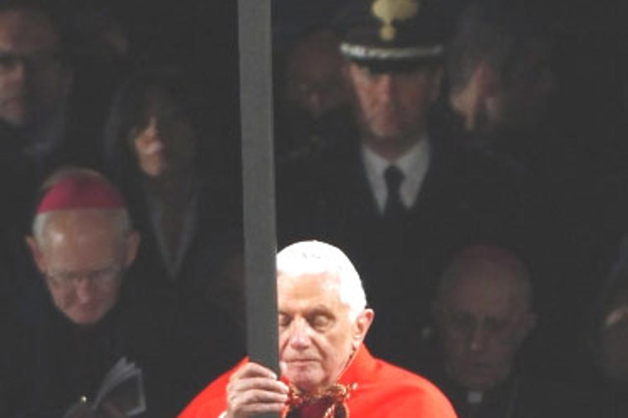 papa nosi križ
