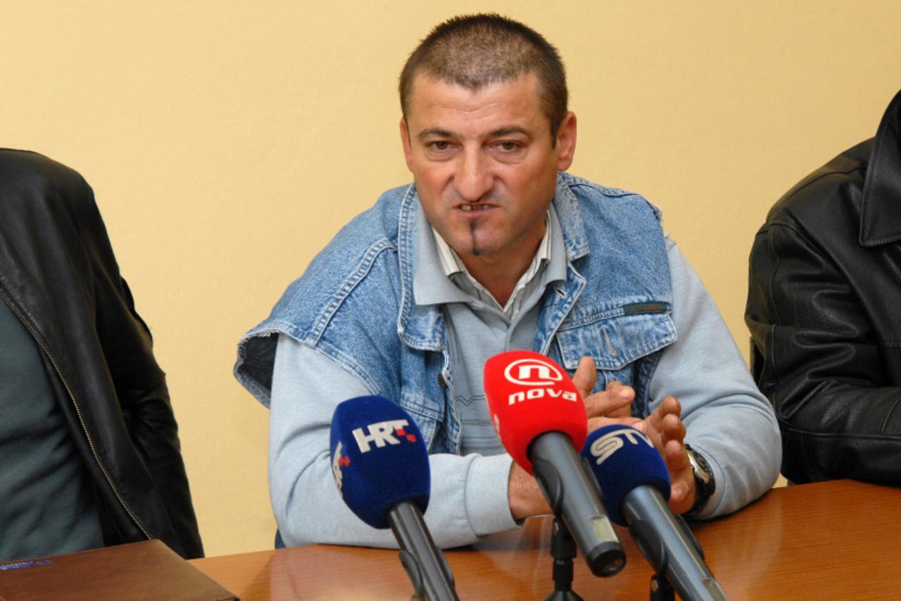 \'Slavonija-Retkovci-131010-Seljaci na pres konferenciji u retkovcima najavili novi veliki prosvjed zbog vladinog nepostivanja dogovora-Tomislav Pokrovac Photo by:Goran Ferbezar/Pixsell\'