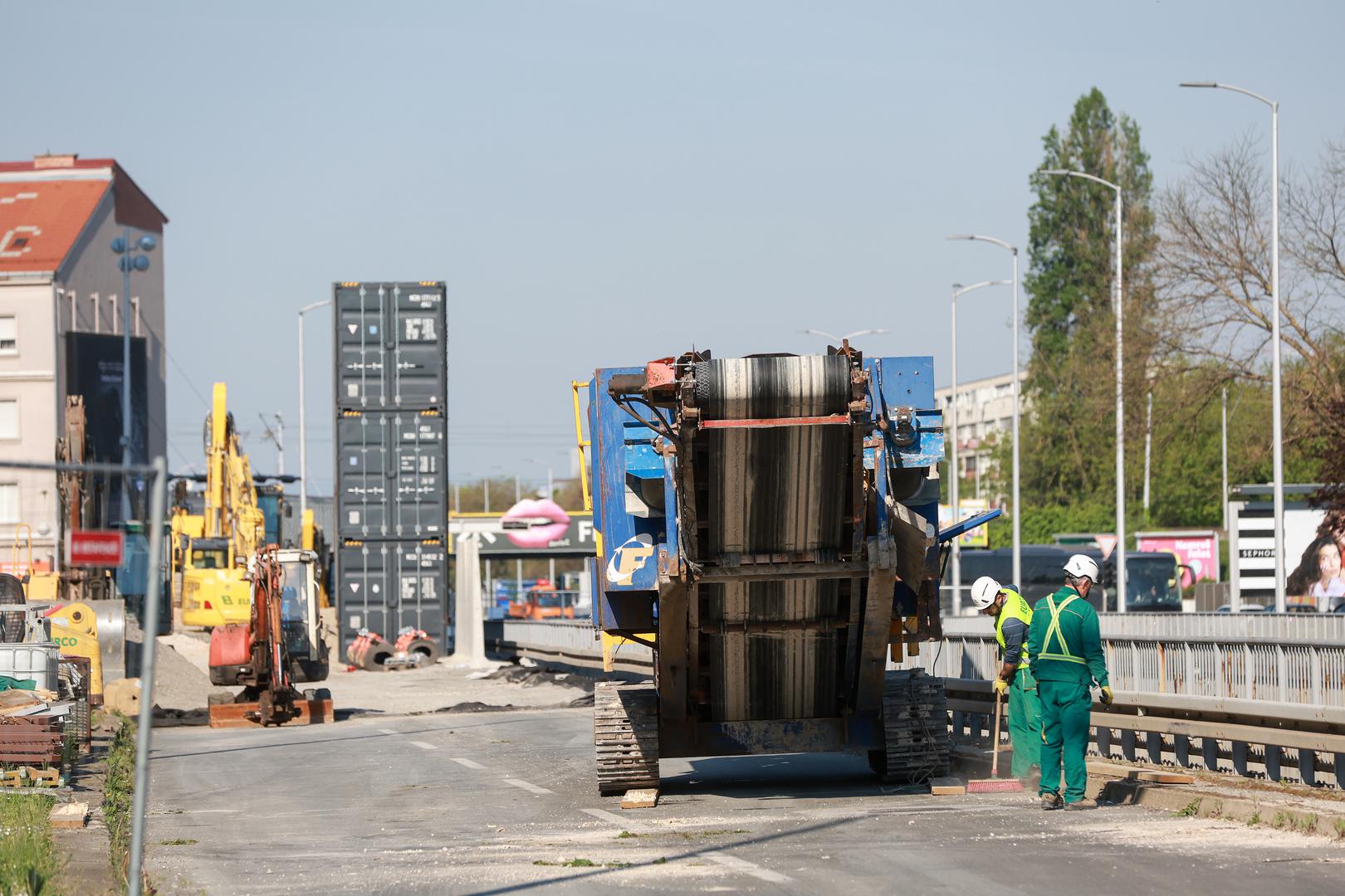 Podvožnjak na Slavonskoj aveniji pored zgrade Vjesnika pušten je u promet u subotu oko 13 sati, nakon što je nešto više od pet mjeseci bio zatvoren zbog požara u zgradi Vjesnika. Prvi automobili podvožnjakom su prošli u subotu rano poslijepodne.