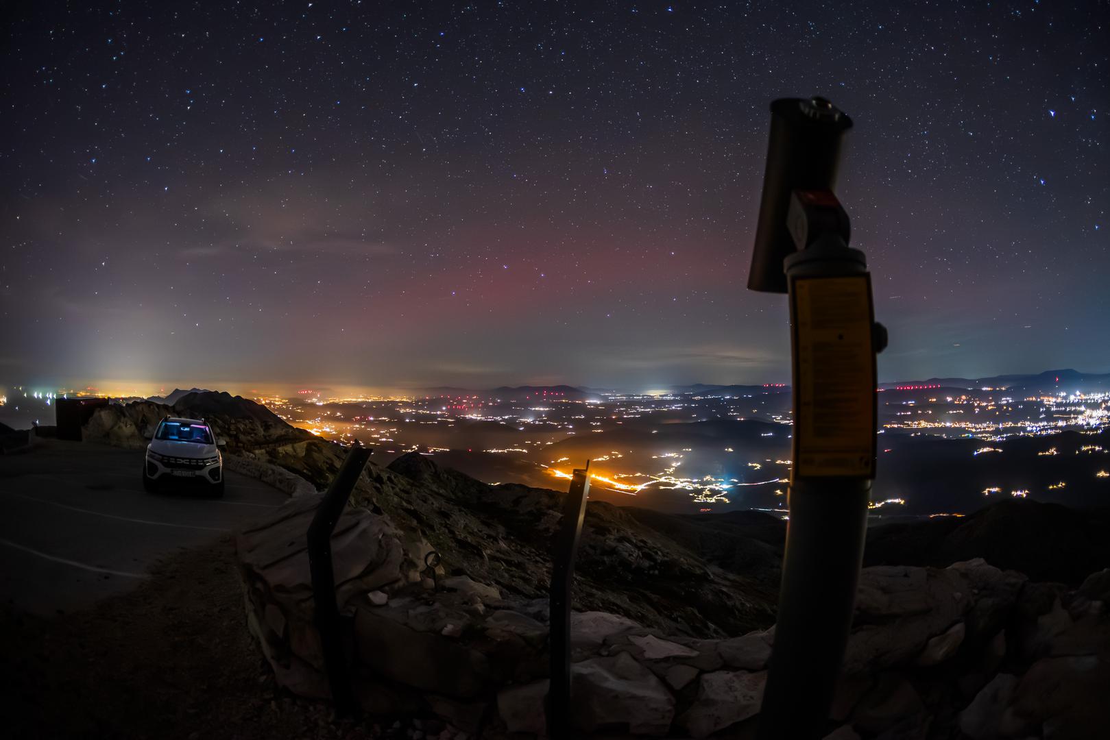 Mnogi su stanovnici i posjetitelji ovog planinskog područja svjedočili rijetkom prizoru: nježnim zavjesama zelene i ružičaste svjetlosti koje su se prelijevale iznad planinskih vrhova. Iako prizori nisu bili tako intenzivni kao u Skandinaviji ili Kanadi, i hrvatski su promatrači imali priliku uživati u „vlastitoj predstavi na nebu“.

