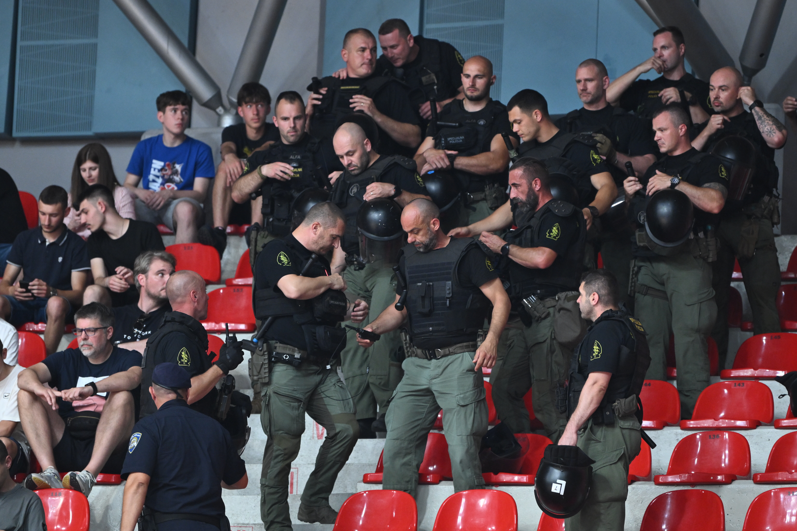 Utakmica finala doigravanja za košarkaškog prvaka Hrvatske između Cibone i Zadra prekinuta je u Draženovom domu zbog nereda na tribinama.

