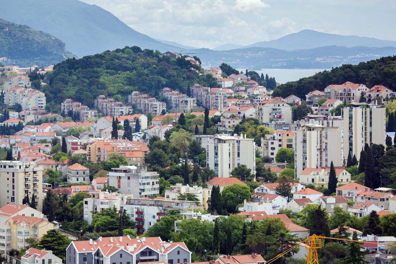 Panoramski pogled na gradske objekte Dubrovnika
