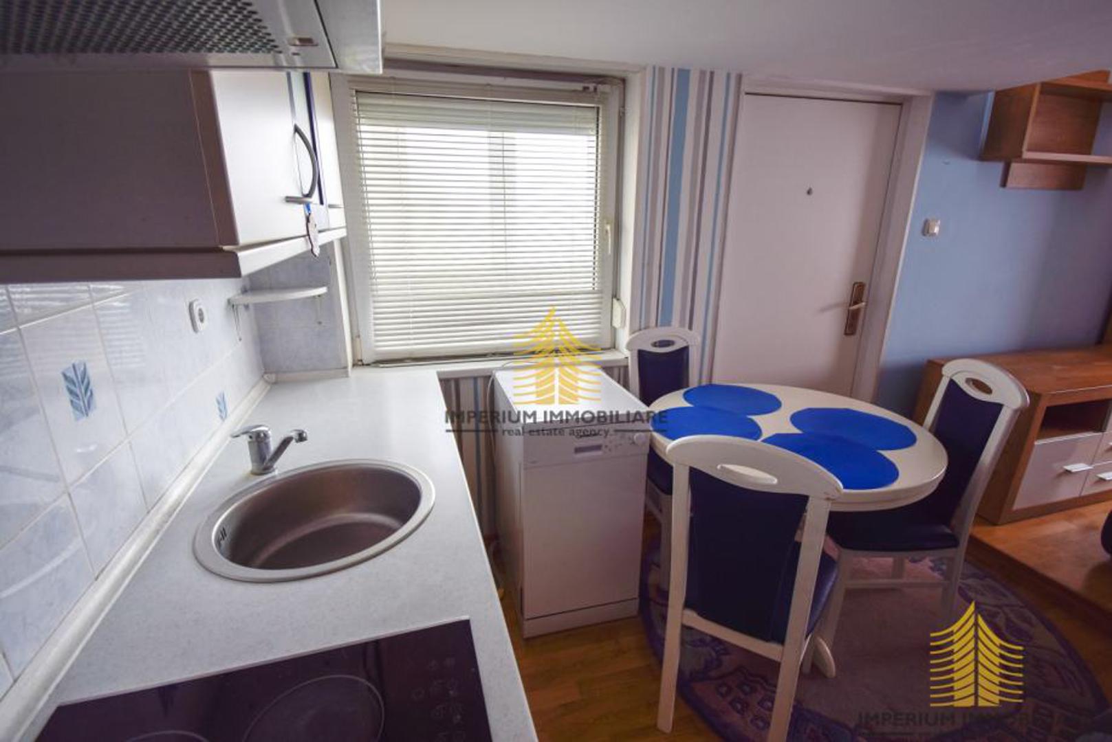 Nije etažiran, pa kredit nije opcija, ali tko zna, možda baš netko tko traži mali, topli dom s karakterom odluči da je ovo njegovih 45 kvadrata sreće. Cijena? 90.000 eura.