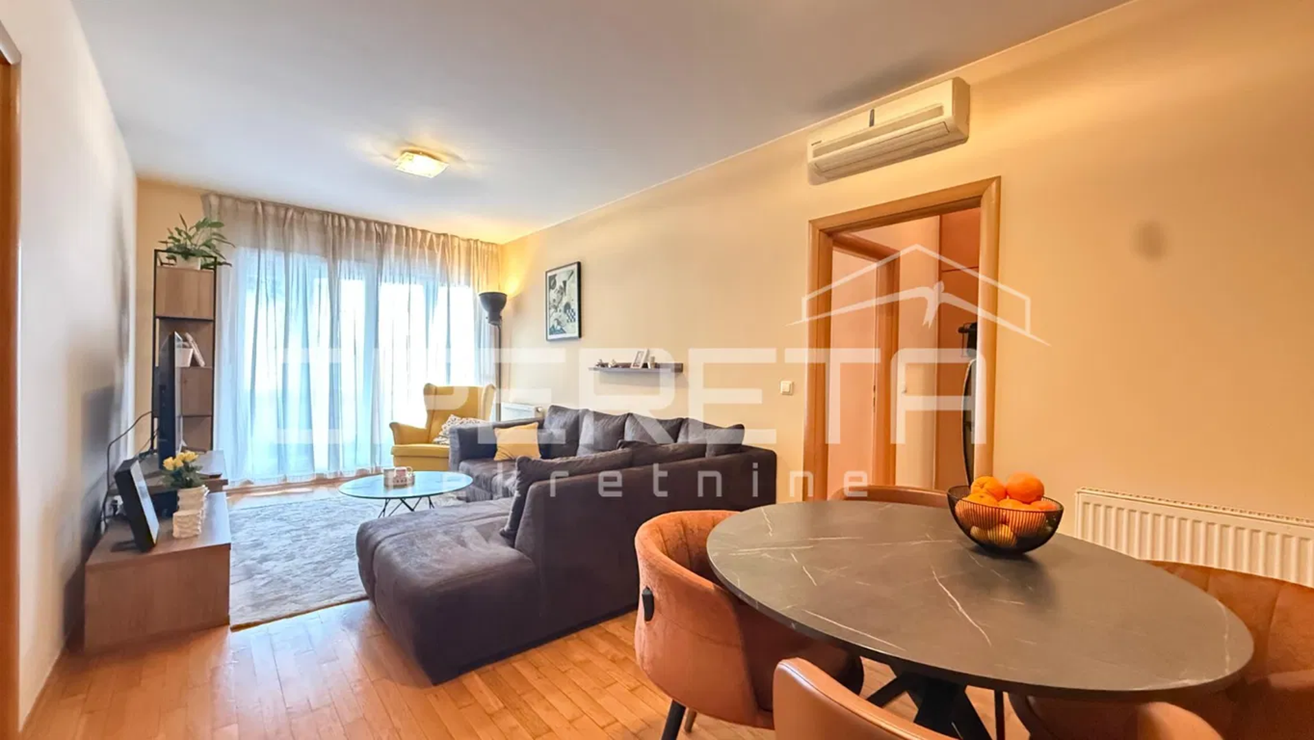 Stanu pripada i garažno parkirno mjesto površine 18,92 kvadrata (netto 9,46m2).