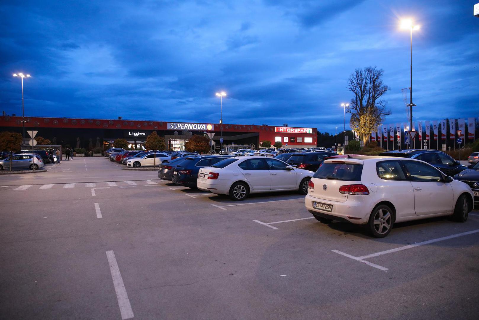 "Ušla sam jučer na njihov parking i okrenula se na kružnom toku. Danas sam otišla tamo s kolegicom njezinim autom i vidjele smo da imaju neki novi sustav naplate parkinga. Najprije je ona unijela svoju registraciju i ostala šokirana - račun joj je bio 48 eura! A tamo smo bile svega desetak minuta", ispričala je mlada žena za Dnevnik.hr.