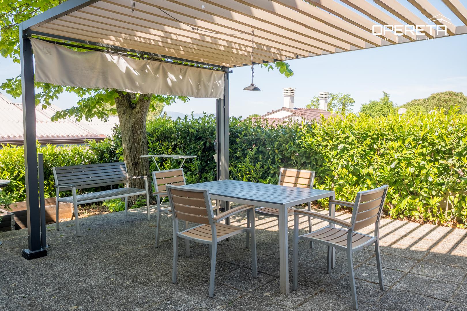 Grijanje je centralno, a klima uređajima u svim prostorijama. Nova je vanjska toplinska izolacija. U potpunosti je renovirana 2020. godine