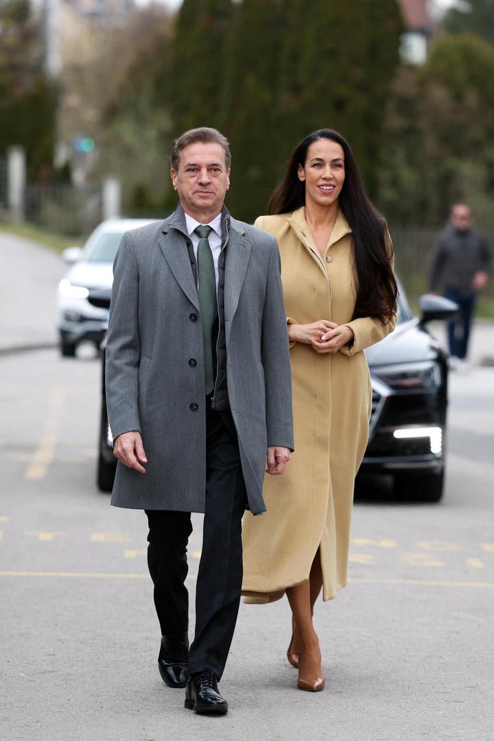 Pokret sloboda (GS) aktualnog premijera Roberta Goloba tijesan je pobjednik slovenskih parlamentarnih izbora s jednim više osvojenim mandatom od oporbene Slovenske demokratske stranke (SDS) Janeza Janše, pokazuju rezultati nakon 99 posto prebrojanih glasova. 