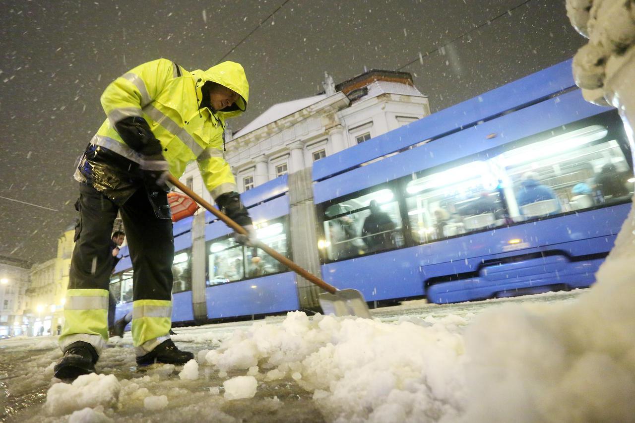 Zagreb: Djelatnici zimske službe o?istili su glavni gradski Trg od snijega