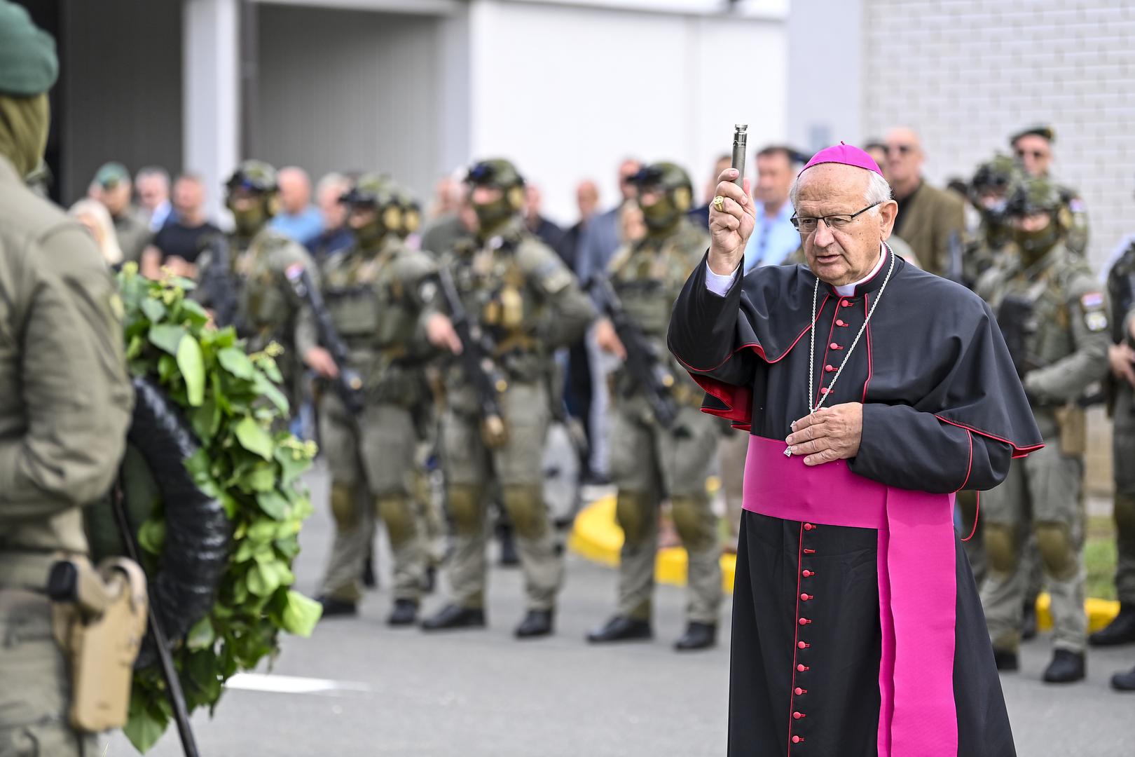
Da se elitnim redovima pridružuju samo najbolji, dokazuje i nova sportska jedinica MUP-a, čiji su članovi i slavna braća Anđelo i Ivan Kvesić, svjetski i europski prvaci u karateu. 
