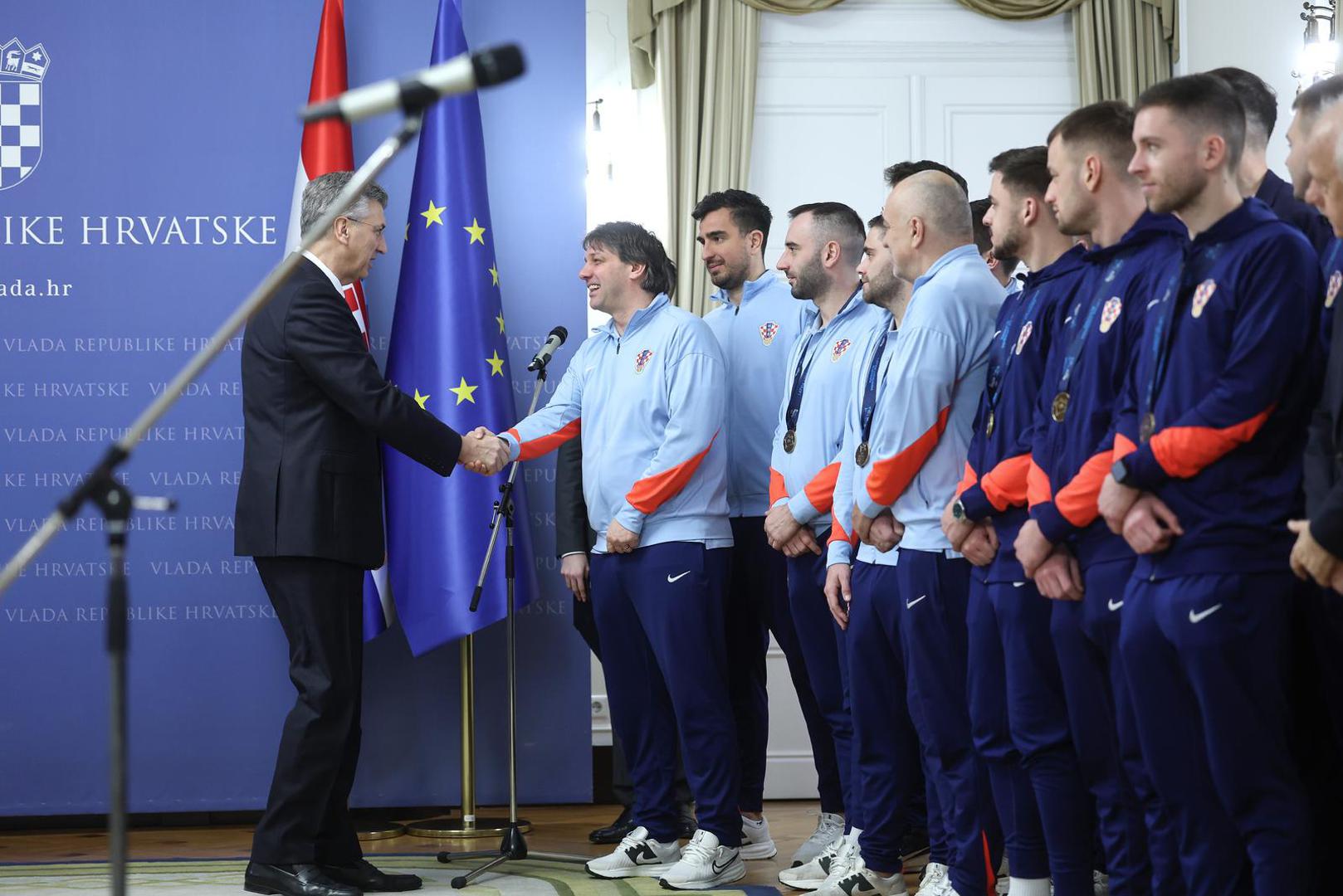 Našli smo jednu formu kako da vas nagradimo, premda futsal nije olimpijski sport pa ste nam izvan polja primjene zakonskog okvira koji imamo, ali na inicijativu ministra i u dogovoru s Hrvatskim olimpijskim savezom pronaći ćemo rješenje tako da ne ostanete bez državne nagrade. Sjajni ste promotori Hrvatske i napravili ste veliko veselje ljudima u svim dijelovima Hrvatske, kazao je Plenković.