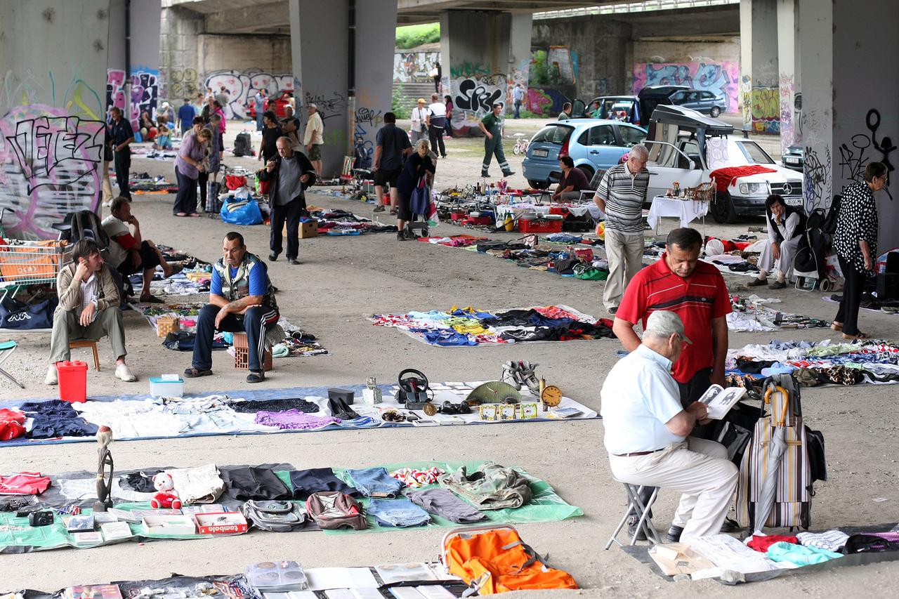 30.07.2014., Zagreb - Ispod mosta Mladosti svake srijede i nedelje odrzava se ilegalni sajam na kojem prodavaci prodaju rabljene stvari.  Photo: Luka Stanzl/PIXSELL