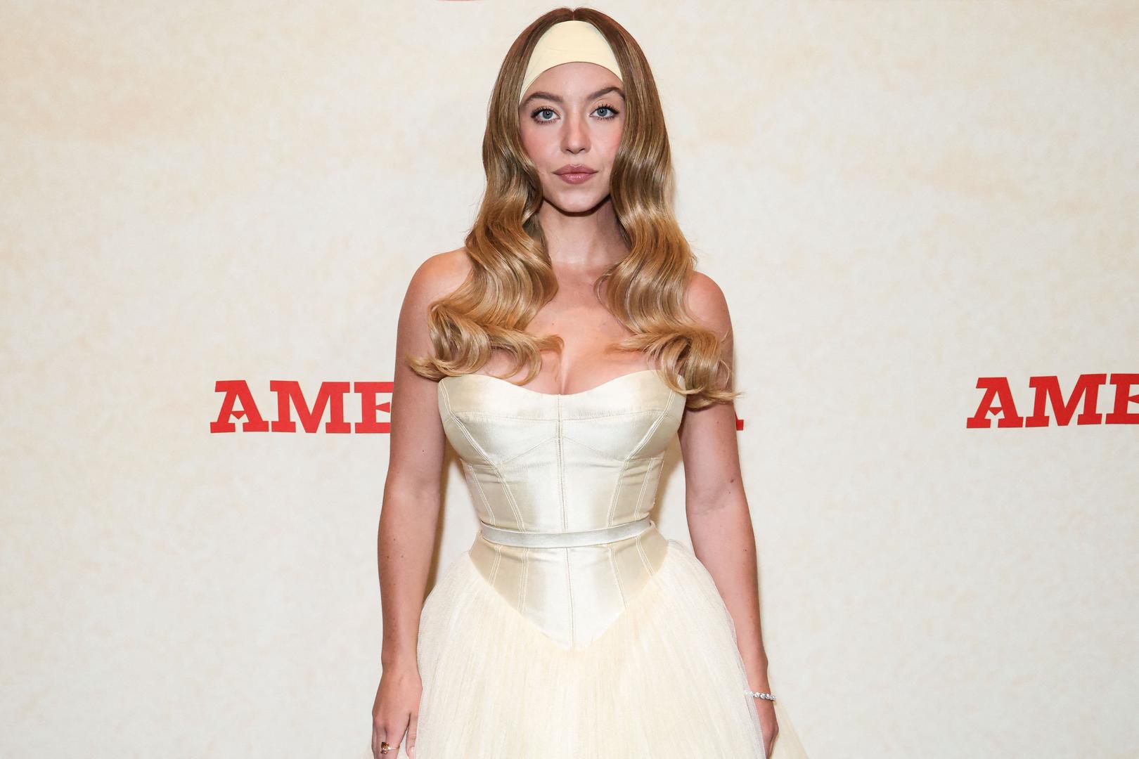 Publika ju se posebno sjeća po ulozi u seriji Euphoria, gdje je tumačila Cassie Howard – ranjivu, emotivnu i kompleksnu ulogu koja ju je lansirala među najtraženija glumačka imena. Svoj status potvrdila je i u hvaljenoj HBO-ovoj seriji The White Lotus, zbog koje je zaradila i nominaciju za Emmy.