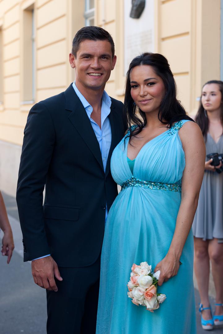 Uz svog supruga Anita je od samih početaka njegove nogometne karijere. Upoznali su se u srednjoj školi, a Dejan je rekao da je to bila ljubav na prvi pogled.