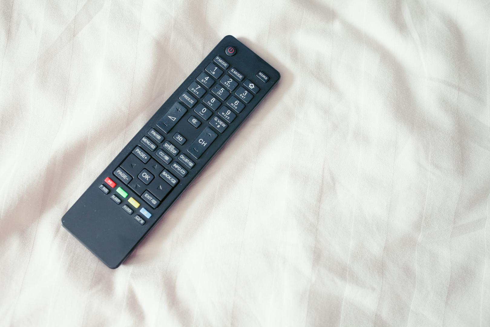 2. Telefonske slušalice i daljinski za TV: Prije nego što uključite TV, bolje je da ga očistite antibakterijskom maramicom. Studije su otkrile da površine hotelskih soba koje su vrlo osjetljive na dodir mogu sadržavati viruse prehlade i gripe, E. coli, pa čak i tragove fekalija. Test brisa čak je otkrio bakteriju povezanu s respiratornim i gastrointestinalnim infekcijama na daljinskom upravljaču.