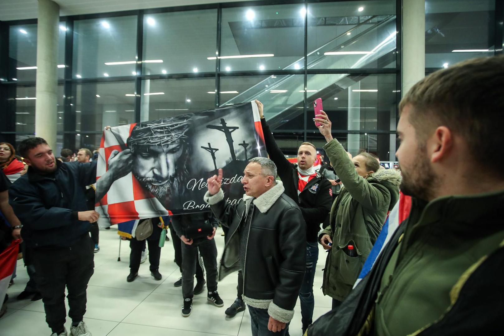 Reprezentacija se iz Danske vratila u Zagreb iza 3.00 sata, a na "Tuđmanu" su bile stotine navijača ogrnutih zastavama, šalovima te u raznim dresovima. Pojedini su navijači imali zastave HOS-a, a netko je donio i majicu s prekriženim likom Tomislava Tomaševića. Pjevale su se domoljubne pjesme, od Thompsona, do "Moje domovine", Jure Stublića, Prljavaca, "Košulje plave". Igrači su dočekani ovacijama uz neslužbenu himnu rukometaša, "Ako ne znaš šta je bilo".