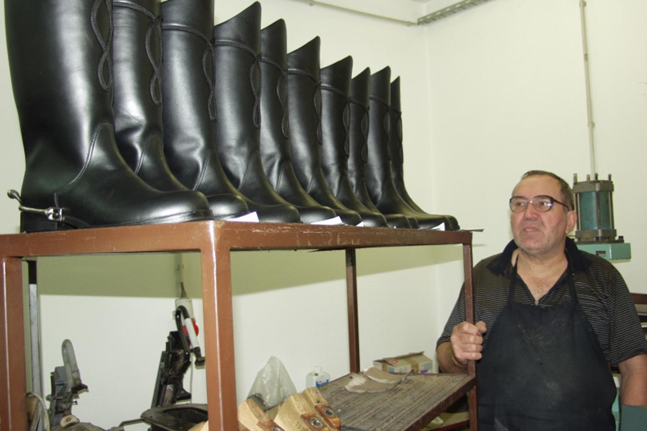 '08.11.2010., Donja Dubrava - Antun Benko kraj svojih ruku djela. Photo: Mladen Grubic/Vecernji list'