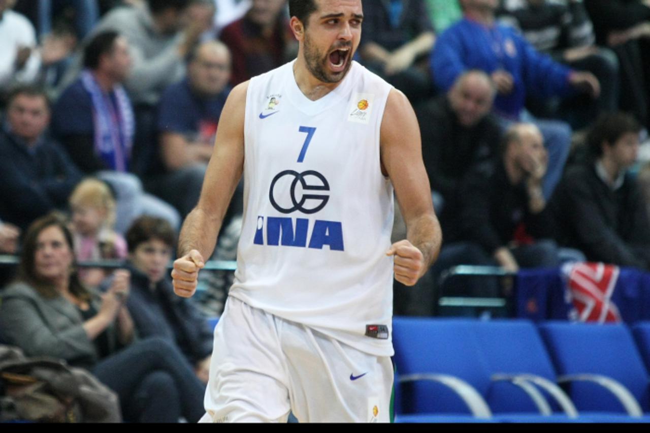 '18.12.2011., KD Drazen Petrovic, Zagreb - Kosarkaska utakmica 12. kola NLB Lige izmedju KK Zagreb Croatia Osiguranje - KK Cibona. Krunoslav Simon.Photo: Marko Prpic/PIXSELL'