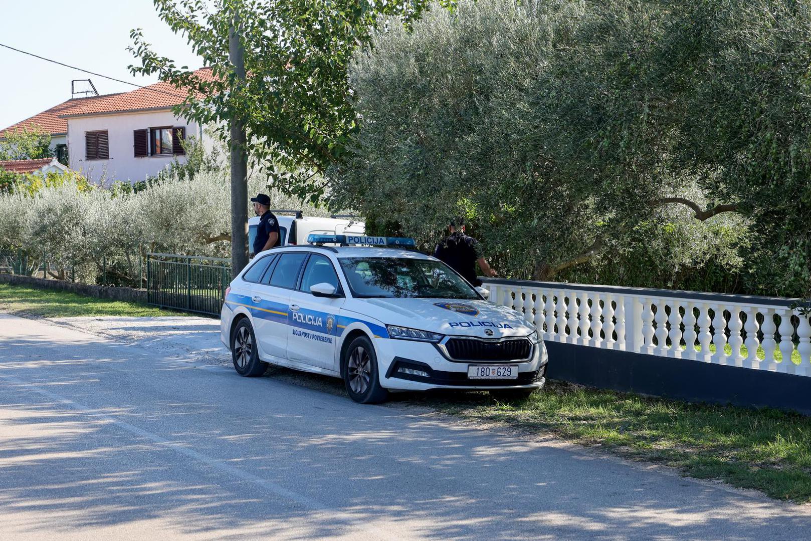04.09.2025., Brisevo - Ocevid na mjestu na kojem je upucan vlasnik autosalona. Policajci ispred kuce u kojoj zivi napadac Photo: Sime Zelic/PIXSELL