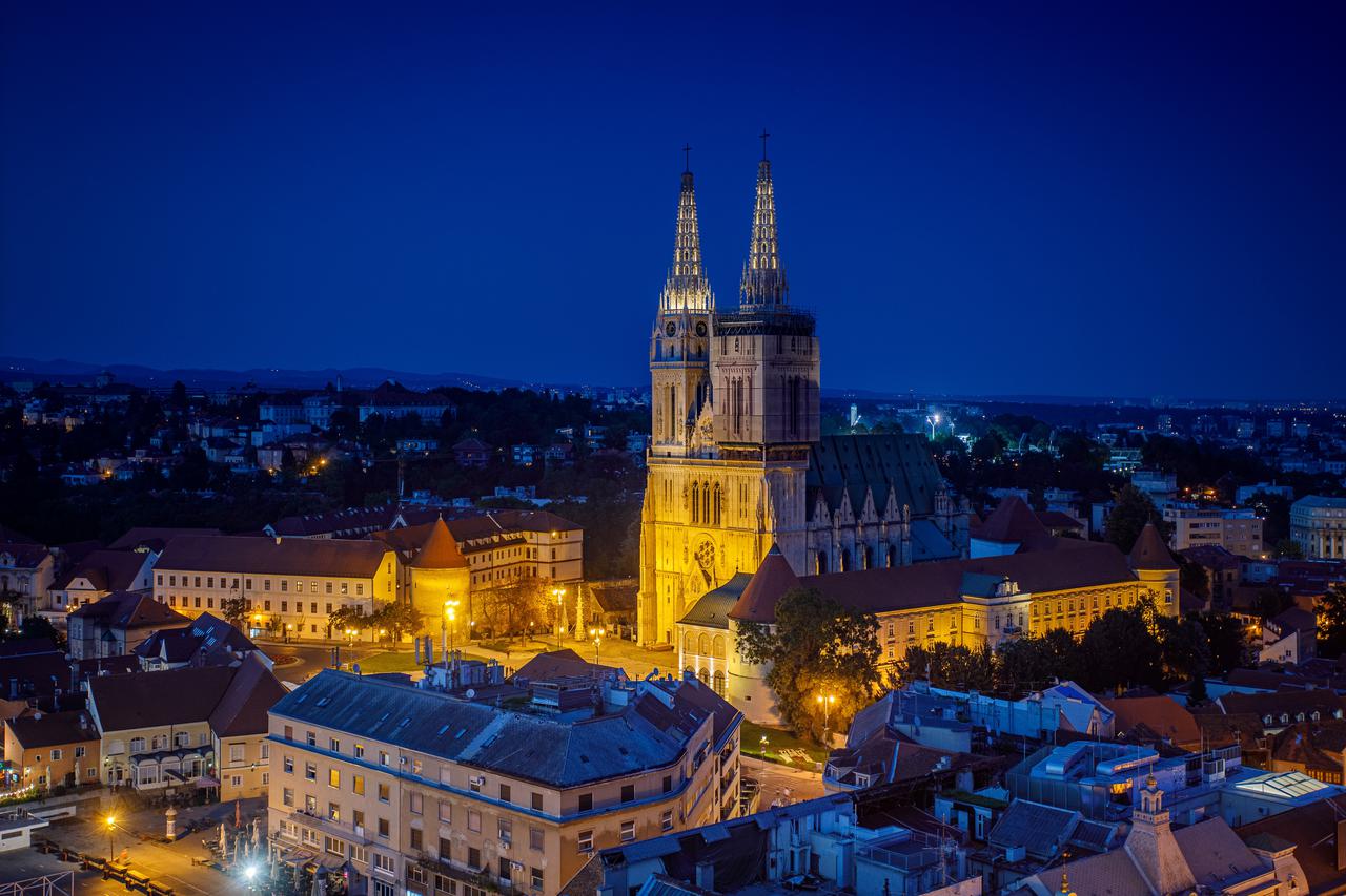 Pogled na grad Zagreb u sumrak