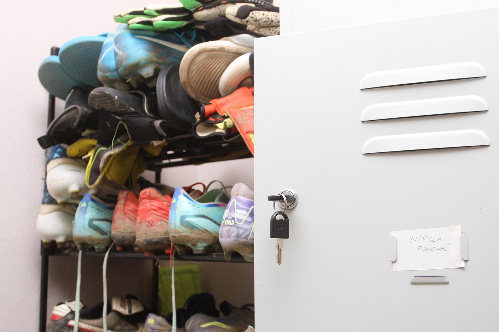 Podsjetimo, Pokrivač je poginuo u prometnoj nesreći na Veliki petak na turanjskoj obilaznici, u neposrednoj blizini Karlovca. Nikola je bio u BMW-u zagrebačkih registracija s trojicom suigrača iz Vojnića. Vraćali su se dečki s večernjeg treninga, a sutradan su trebali igrati utakmicu. Poginuo je i vozač Audija koji se direktno zabio u BMW. U nesreći je bilo i više ozlijeđenih. Nikola je posljednje sate života proveo u NK Vojnić '95.