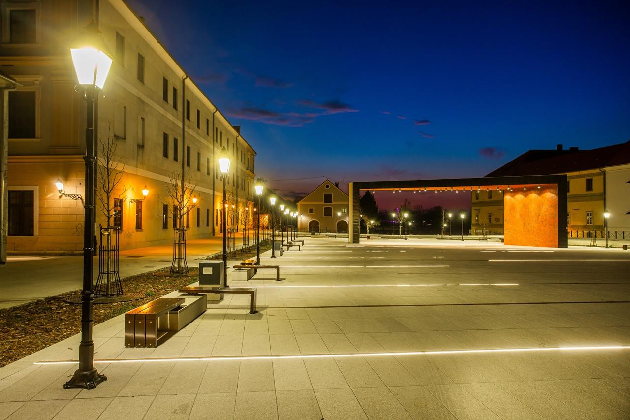 Prazna osječka Tvrđa u večernjim satima