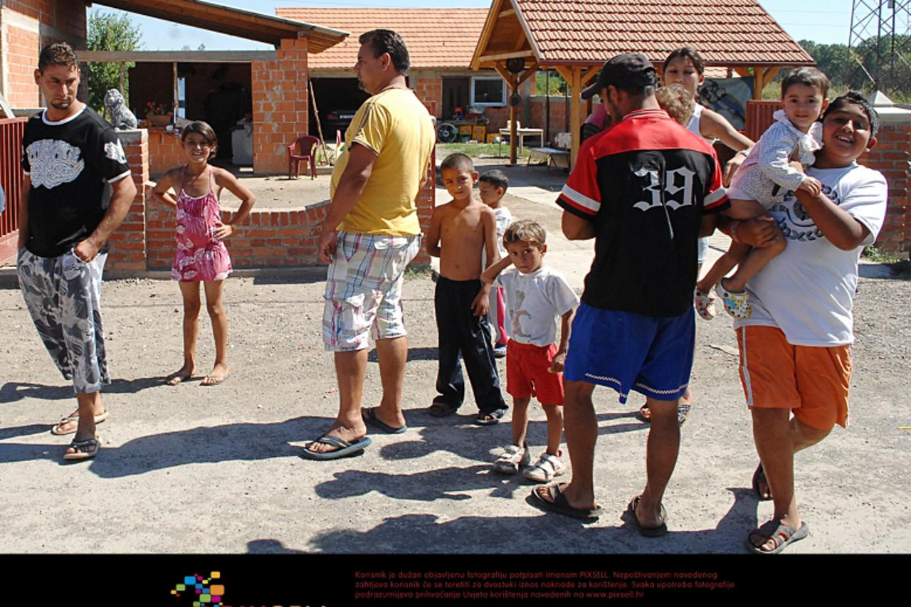 '20.08.2012., Sisak - Mjestani romskog naselja Capraske Poljane posljednjih 10-tak dana uznemireni su zbog nepoznatih osoba koje u nocnim satima automobilima prilaze kroz njihovo naselje.PRI KORISTENJ