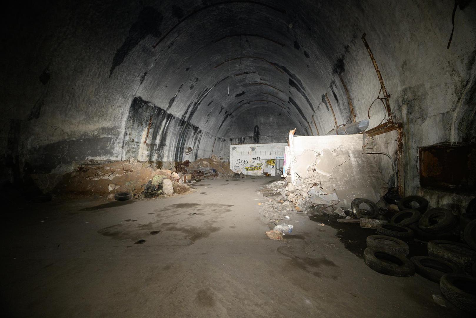 – U posljednje vrijeme pojavile su se informacije o mogućem planiranju prihvatnog centra za osobe koje traže azil ili ilegalno prelaze granicu. O takvim planovima lokalna zajednica nema službene informacije, zbog čega ih je teško konkretno komentirati. Međutim, ako bi se takva ideja pokazala točnom, izazvala bi ozbiljnu zabrinutost - kazao je za Večernji list Hrvoje Matejčić, načelnik Općine Plitvička jezera.

