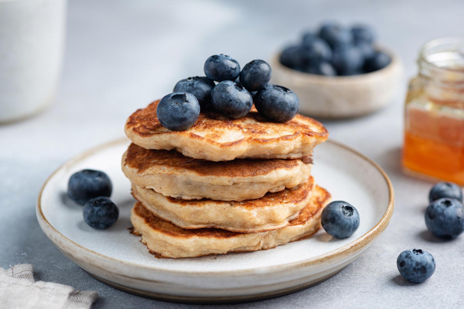 Borovnice: Borovnice su prepune antioksidansa, osobito flavonoida, koji se često povezuju s boljom funkcijom mozga i sporijim kognitivnim padom. Redovita konzumacija može pomoći koncentraciji i zaštiti stanica od oksidativnog stresa. Najjednostavnije ih je jesti svježe, u zobenoj kaši, smoothieju ili kao lagani međuobrok.