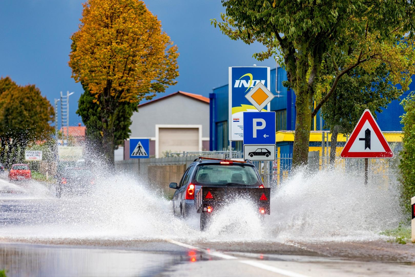 11.10.2020., Kokuletovica - Velike kolicine kise stvorile su mjestimicne probleme u prometu i poplavile su neke maslinike te vinograde.Photo: Srecko Niketic/PIXSELL