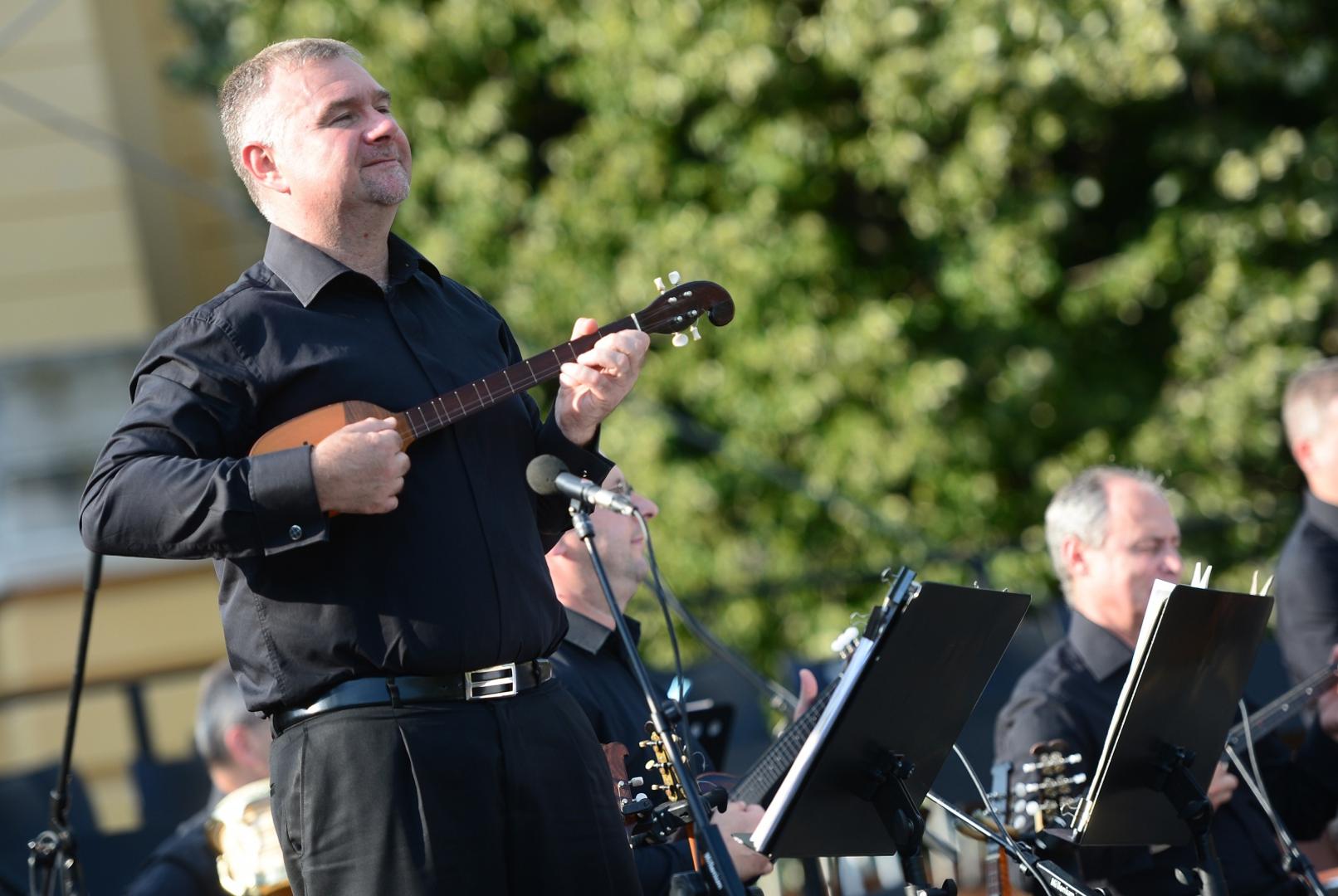 8. TAMBURAŠKI ORKESTAR - U Guinnessovoj knjizi rekorda našao se i hrvatski orkestar sa sto tamburaša iz 20-ak gradova. Tamburaši dolaze iz gradova od Iloka do Splita, a u njemu su sve generacije od 16 do 64.