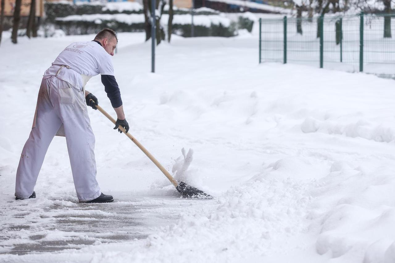 Tijekom noći u BiH palo između 10 i 30 cm novog snijega