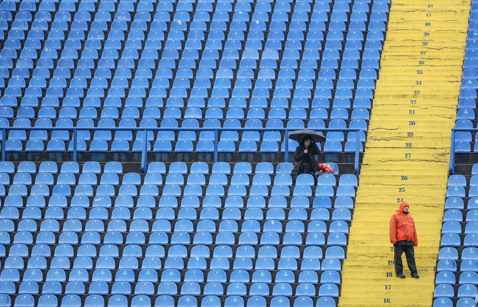 Nisu se previše prikazivale tribine, a i bolje. Maksimirsko plavetnilo tek je tu i tamo razbila koja kabanica različite boje. 