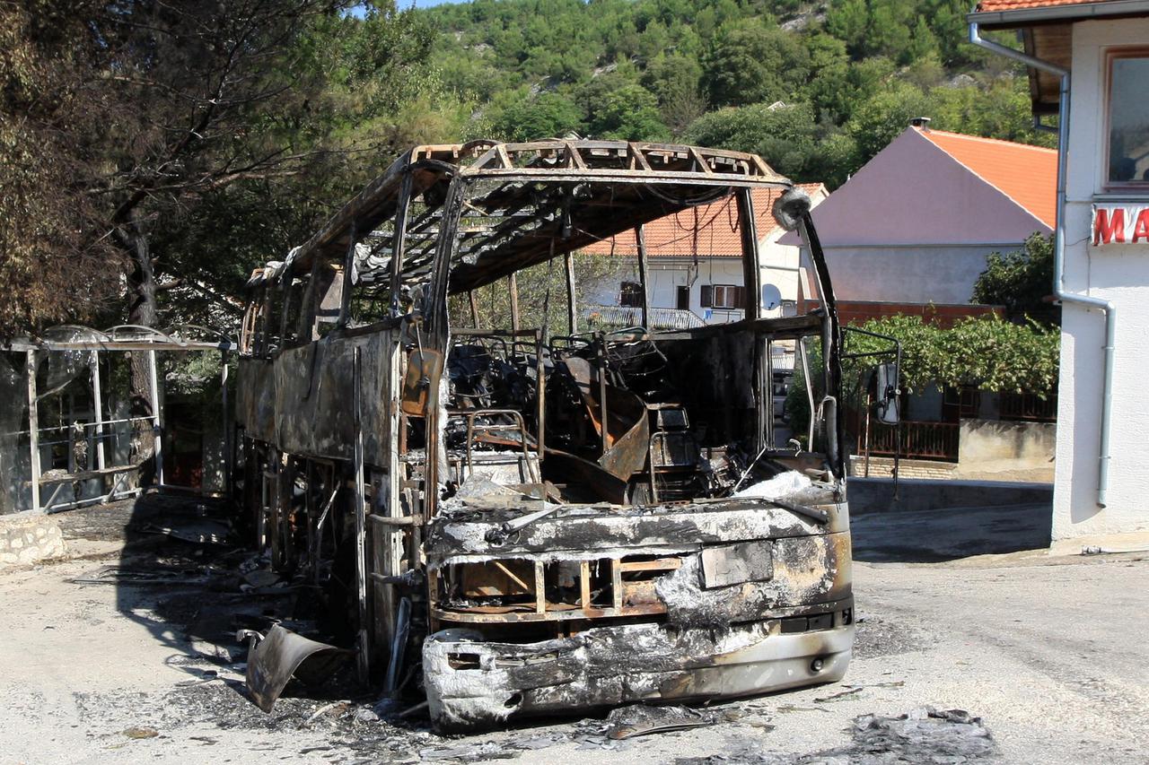 izgorio autobus