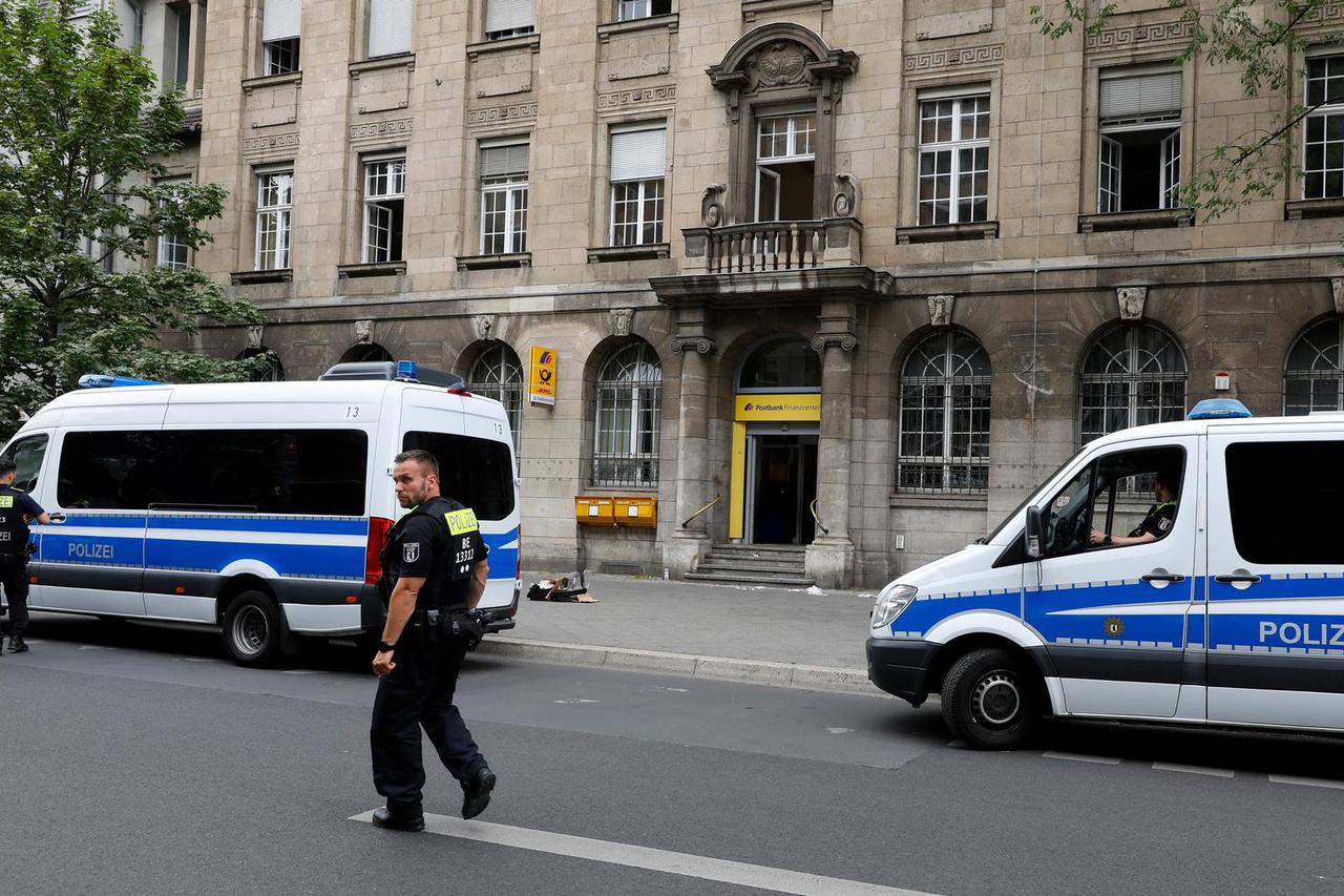 Security van robbed in front of a bank in Berlin