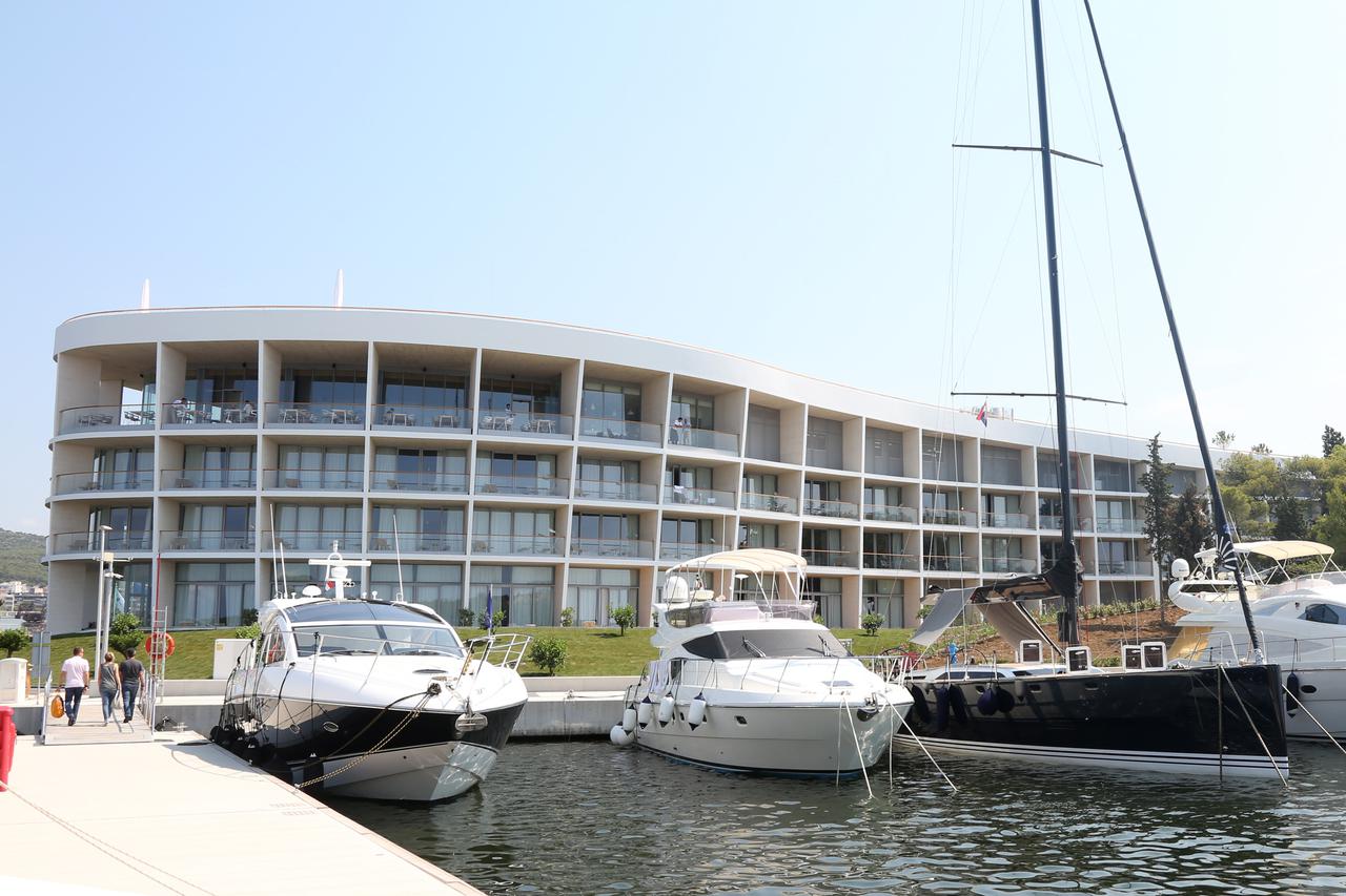 25.07.2015., Sibenik - Turski Dogus Holding otvorio je luksuzni D-Resort, koji je jedan od 25 novih hotela s 4 i 5 zvjezdica koji se ovog ljeta otvaraju na Jadranu. Gledan iz Sibenika hotel je nakosen vanjskom linijom te podsjeca na nagnuti brod na poluot