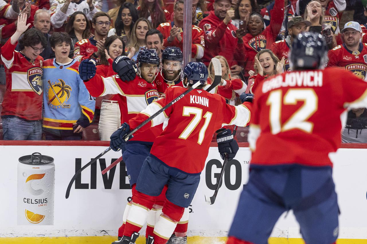 SPORTS-HKN-BLACKHAWKS-PANTHERS-15-MI