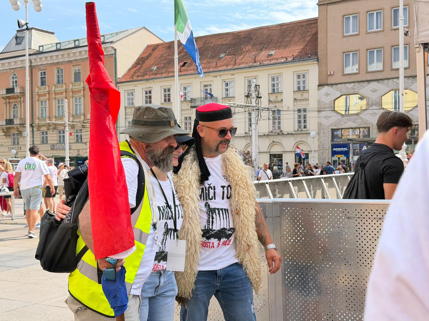Prosvjed je organizirala Građanska inicijativa "Gospić je naš dom". Građani su u Zagreb stigli iz Like, Dalmacije, Zagreba i drugih dijelova Hrvatske.