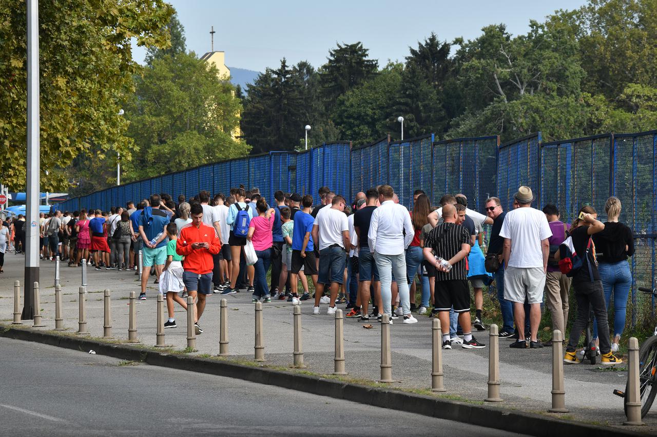 Zagreb: Stotine navijača satima strpljivo čekaju u redu kako bi nabavili ulaznice za utakmicu između Dinama i Chelseaja 