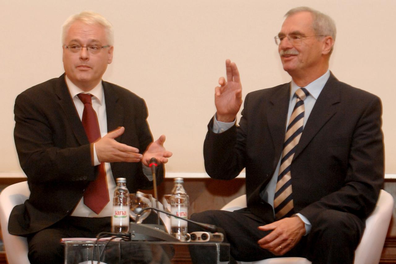'unu . .zagreb. . . 02,10..2009. na 10.konferenciji o odnosima s javnoscu huoj-u, odrzalo se suceljavanje predsjednickih kandidata na kojem su sudjelovali nadan vidosevic (nezavisni),vesna skare-ozbol