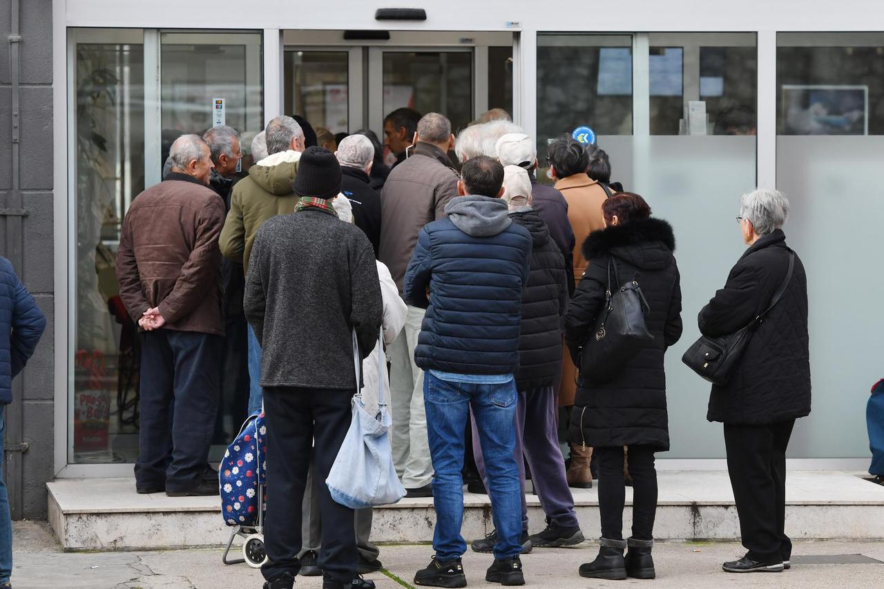 Šibenik: Gužve ispred banaka za podizanje mirovina