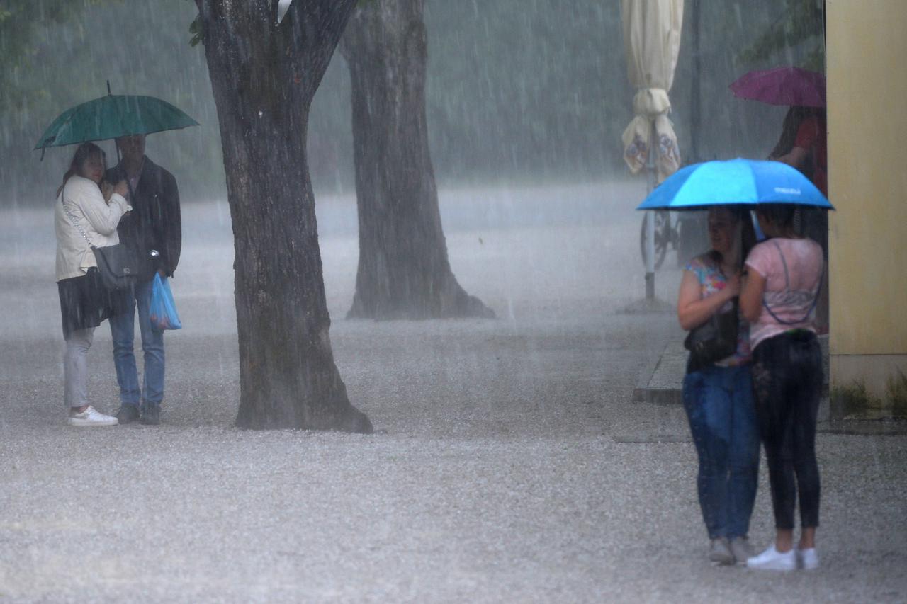 Zagreb: Kišobran nije bio dovoljan da zaštiti građane tijekom ovog pljuska