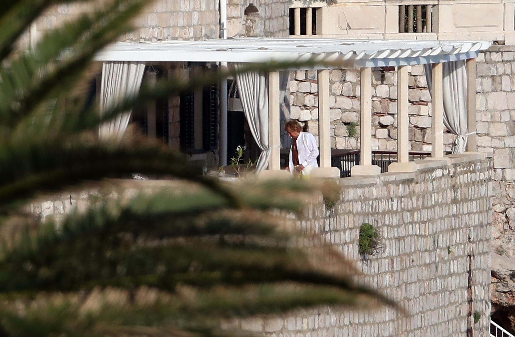 Legendarni britanski glazbenik je stigao u Dubrovnik, a uoči večerašnjeg primanja svih uzvanika odmarao se u ležernom izdanju na terasi jedne dubrovačke vile.