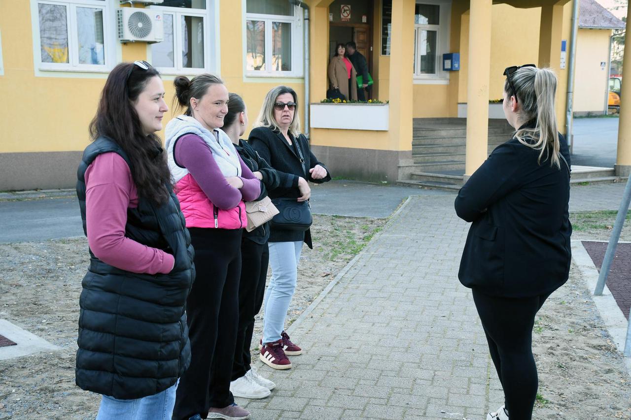 Sunja: Nezadovoljni roditelji okupili se kod vrtića "Bambi" koji nema ravnateljstvo